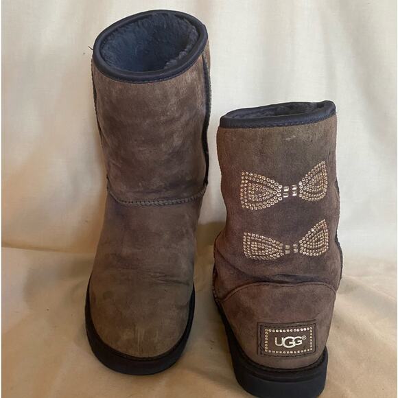 Uggs Sz 8 Gray Suede Faux Fur Lined Embellished w/crystal bows and logo - Picture 3 of 9